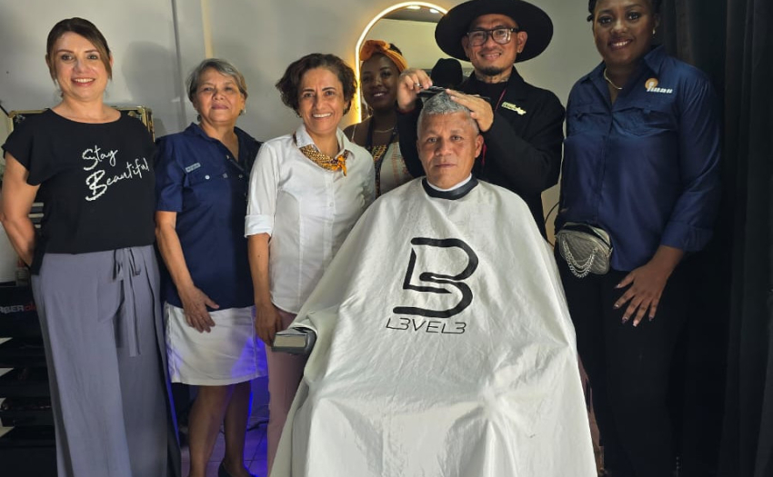 Personas funcionarias del IMAS posan junto con Jordan Sobalbarro, emprendedor con una barbería, quien fue apoyado por el IMAS.