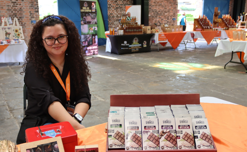 Imagen de empresaria en la Feria IMAS Impulsa.
