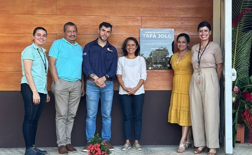 Personas funcionarias del IMAS, entre ellas la Presidenta Ejecutiva Yorleny León, en el centro cultural Tafa Jolo de Guatuso. 