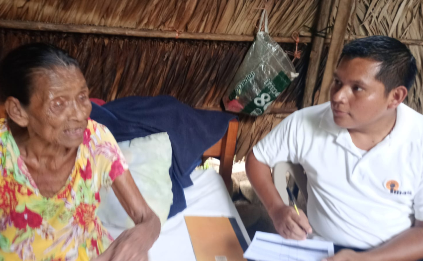 El compañero Walter Sánchez en atención de personas adultas mayores en territorio Bribri.