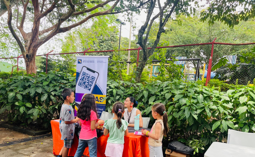 Imagen de las personas menores de edad compartiendo con las funcionarias del I MAS Alajuela