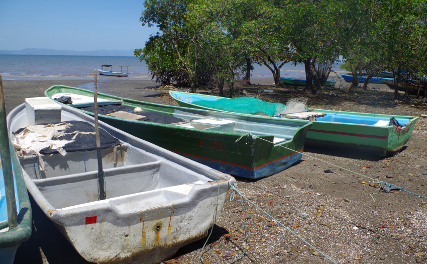 Lanchas en playa en Puntarenas. 