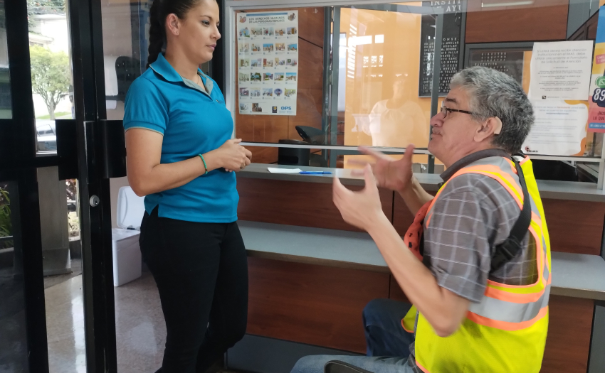 En la foto Wendy Vargas, funcionaria IMAS, trabaja en la Contraloría de Servicios, tiene discapacidad auditiva y atiende a personas con discapacidad