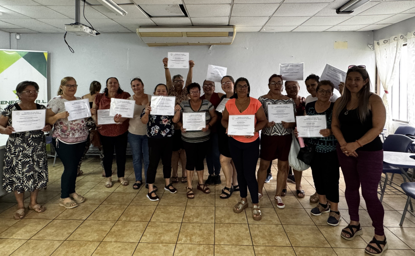 Personas cuidadoras muestran su certificado.