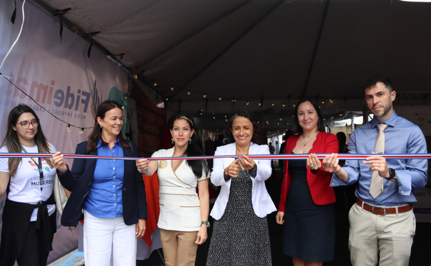 Imagen de corte de cinta durante le inauguración de la Feria Navideña del IMAS-Fideimas