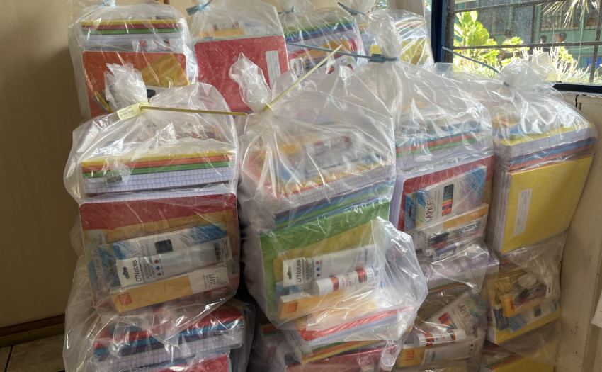 Paquetes de cuadernos e implementos escolares que se distribuirán en escuelas.