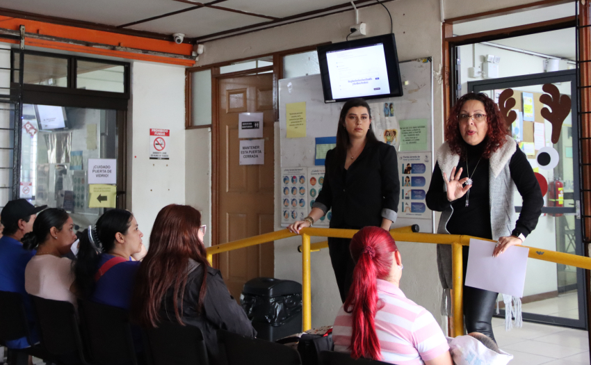 Funcionarias de la Unidad de Equidad e Igualdad de Género del IMAS exponen ante personas usuarias en la unidad local de Goicoechea.