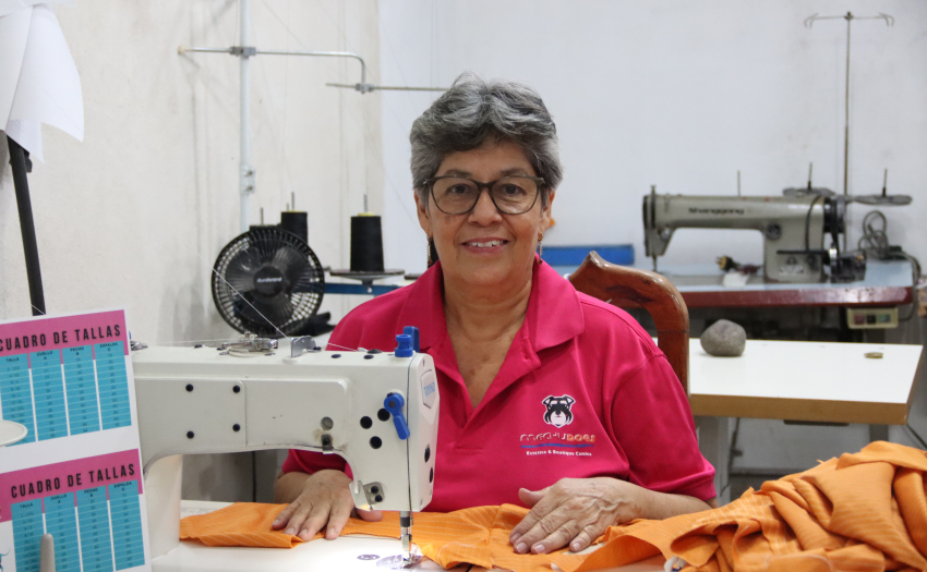 Ligia Quesada, emprendedora que participará en la Feria, sentada frente a una máquina de coser. 