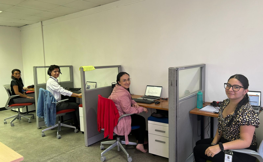 Personas funcionarias de la línea telefónica gratuita del IMAS.