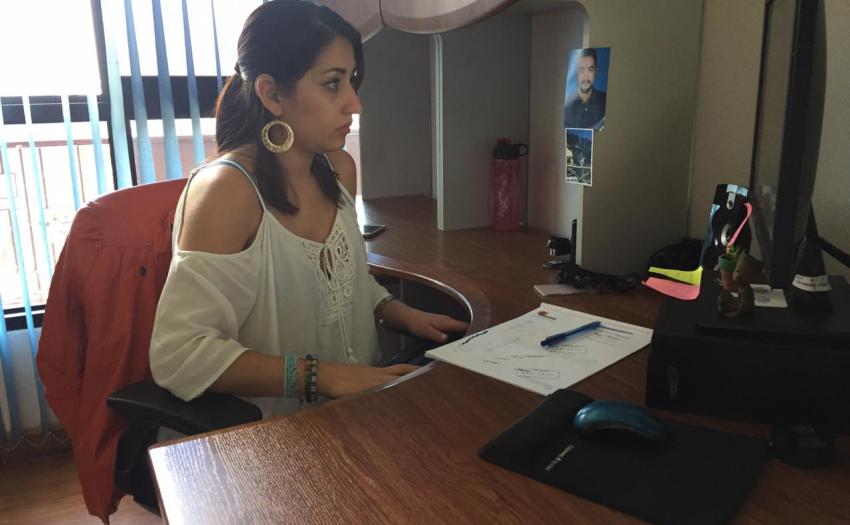 Foto: Kimberly González es la primera funcionaria sorda que trabaja en elIMAS