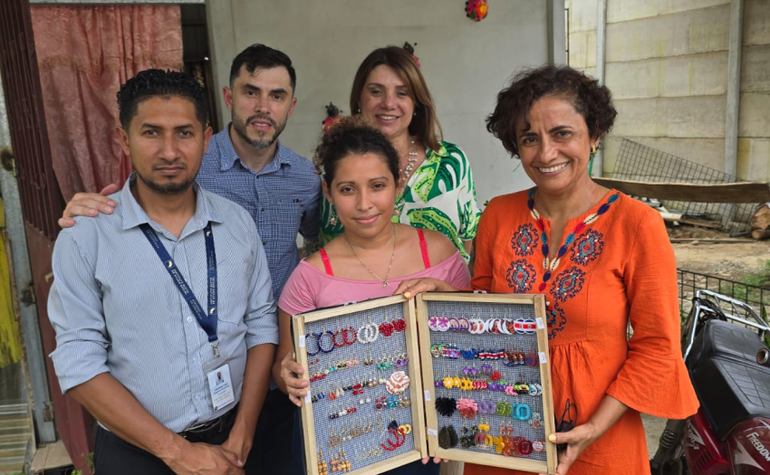Personas funcionarias del IMAS, incluida la Presidenta Ejecutiva Yorleny León, junto con la emprendedora Angie Rojas.