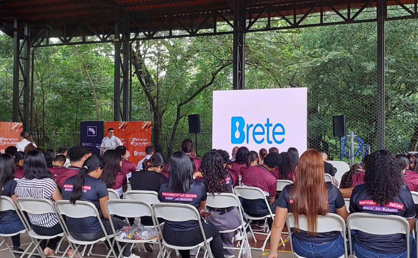 Personas jóvenes en actividad de la Feria Brete en Guanacaste, 2024
