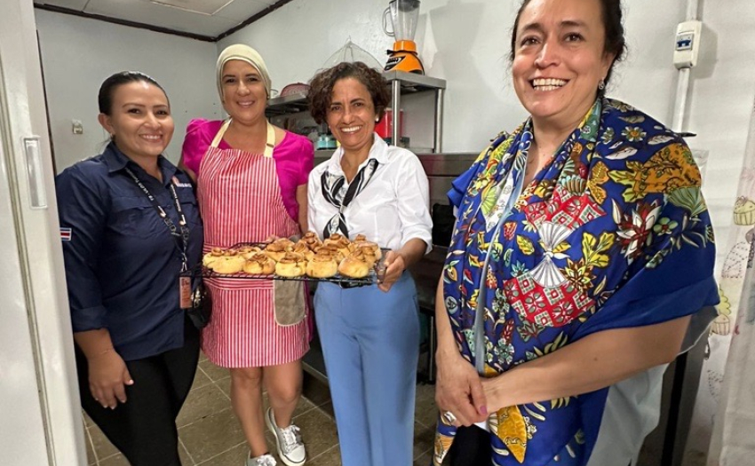 En la foto: Yorleny León Marchena, Presidenta Ejecutiva IMAS, visitando a la señora Jeniffer Morales quien recibió Proyecto Productivo Individual