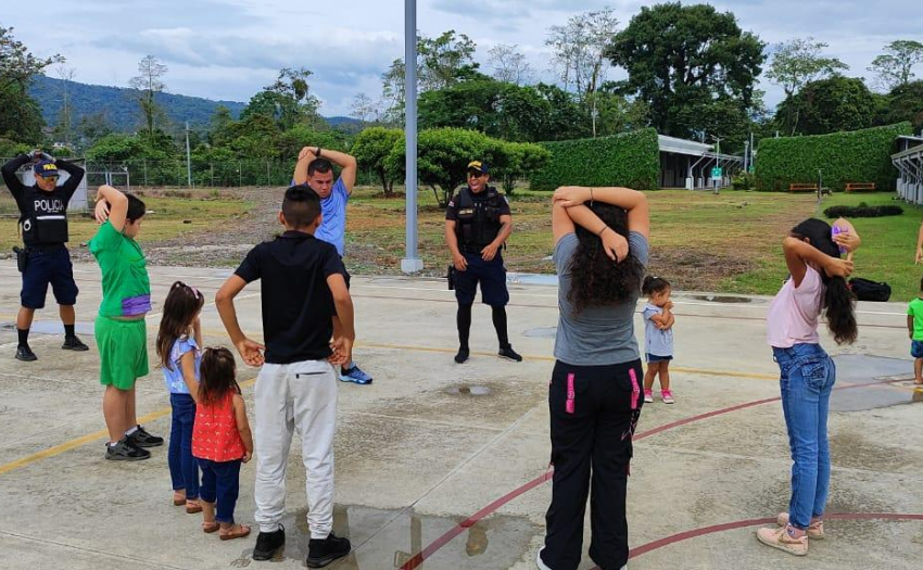 Entre las actividades realizadas, personas Funcionarias de la Fuerza Pública y de la Red Costarricense de Actividad Física y Salud de Siquirres (RECAFIS), trabajaron con las personas menores de edad los temas de liderazgo con actitud, disciplina y trabajo colaborativo.