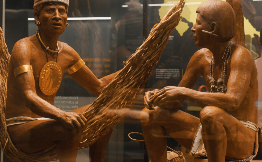 Figuras de personas indígenas en los Museos del Banco Central. 