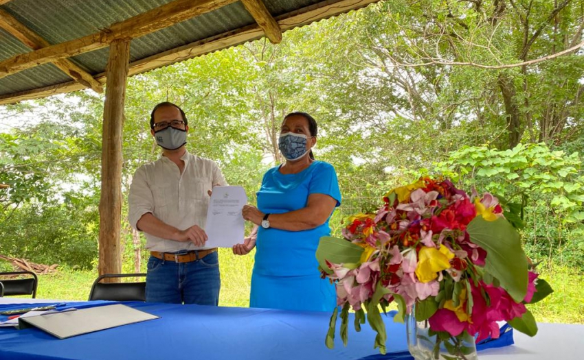 El ministro BErmúdez junto con la Presidente de la Asociación del Socorro