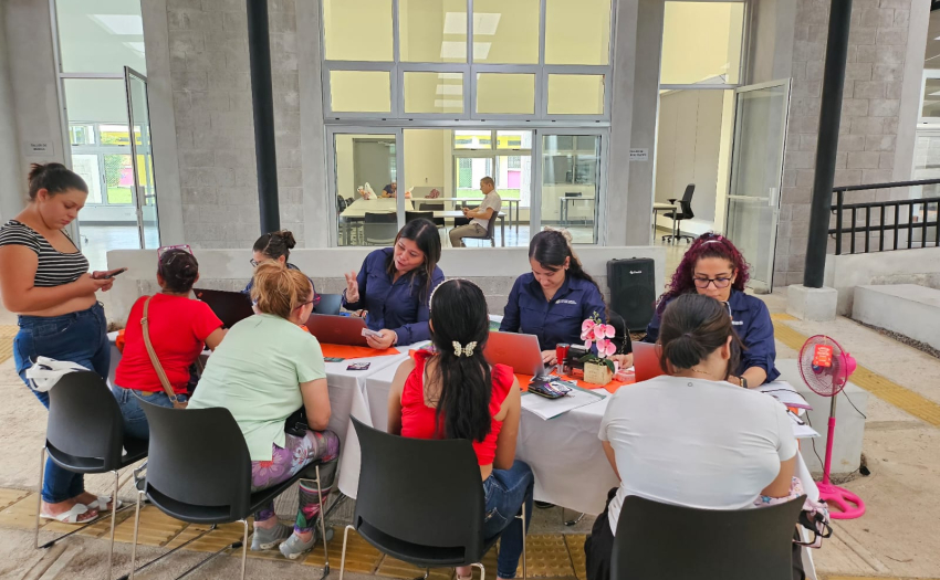 Las compañeras y compañeros de la Región Brunca, representaron a la institución en la Feria de Instituciones desarrollada en en Centro Cívico Por la Paz en Corredores, donde realizaron diversas atenciones.