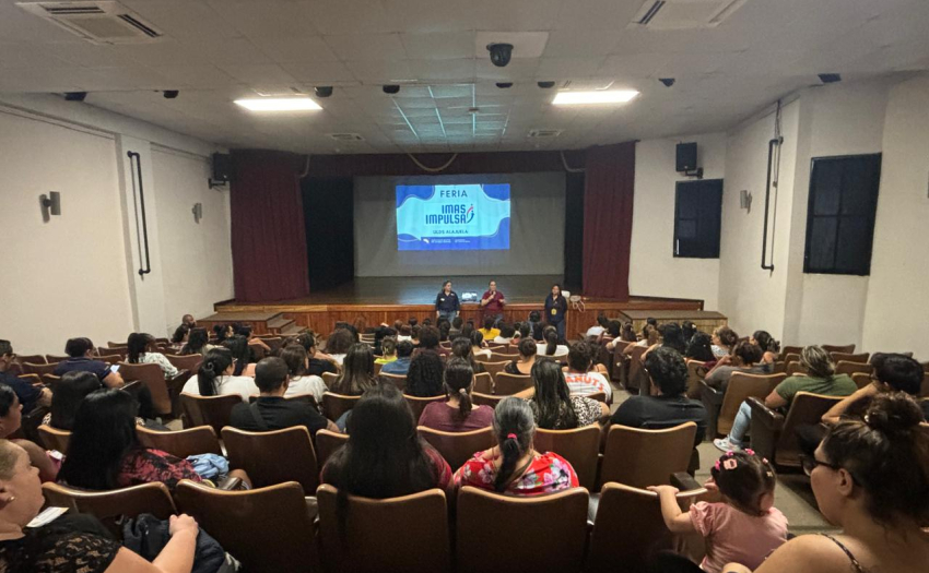 Personas participan de la Feria IMAS Impulsa Alajuela