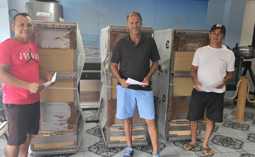 Imagen de pescadores que recibieron motores fuera de borda.