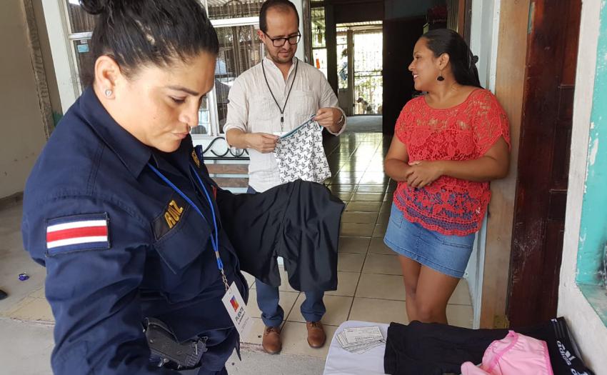 Imagen de l Presidente Ejecutivo del IMAS junto con Rebeca Gómez Bustos, beneficiaria de la Estrategia Puente al Desarrollo