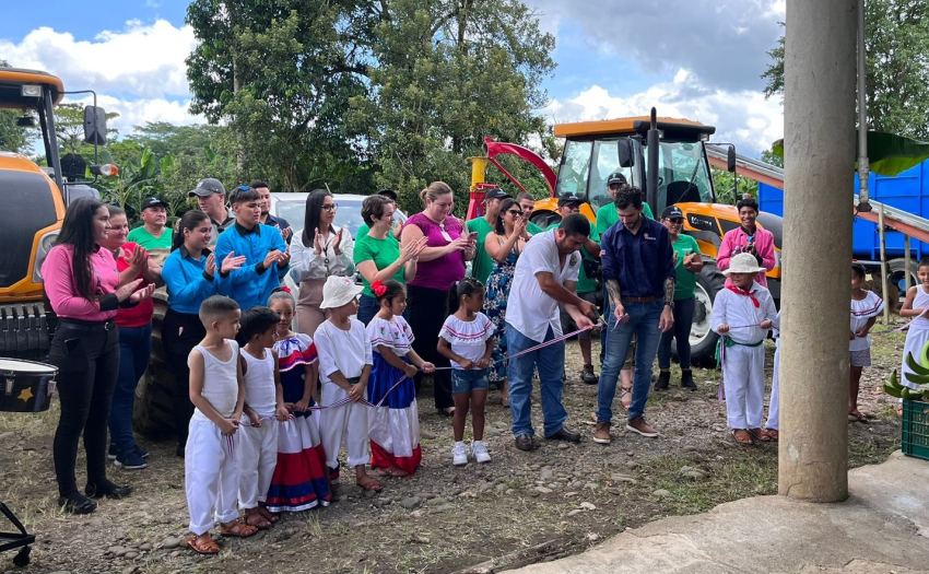 Luis Felipe Barrantes, Director de Desarrollo Social del IMAS, junto con personas asistentes, corta un listón durante el anuncio del apoyo que recibió el Centro Agrícola Cantonal para el Progreso de Sarapiquí (CACPROSA) para la compra de maquinaria especializada.  