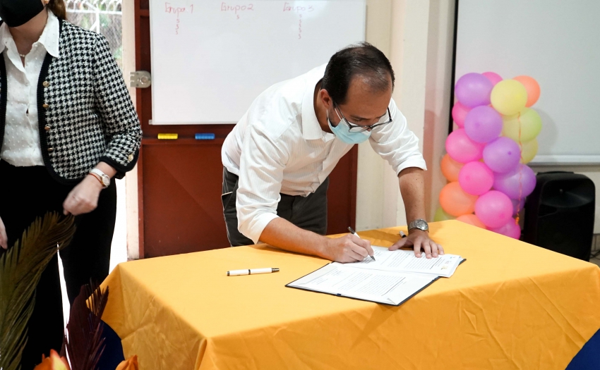 Ministro Bermúdez firma el convenio con Pani