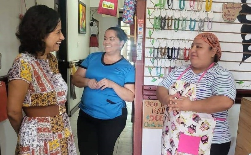 Yorleny León, Ministra de Desarrollo Humano e Inclusión Social y Presidenta Ejecutiva del IMAS junto con dos integrantes del proyecto Mujeres del Valle.
