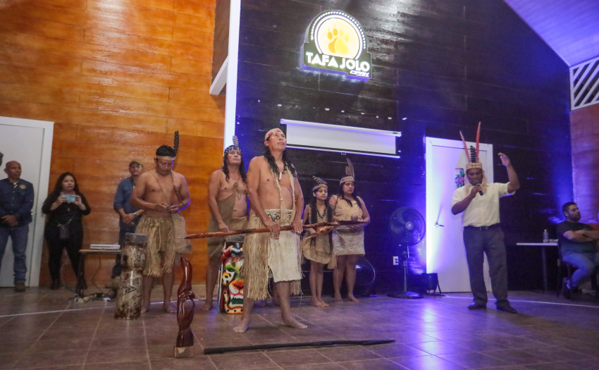 Personas indígenas Maleku durante actividad en el centro cultural Tafa Jolo. 