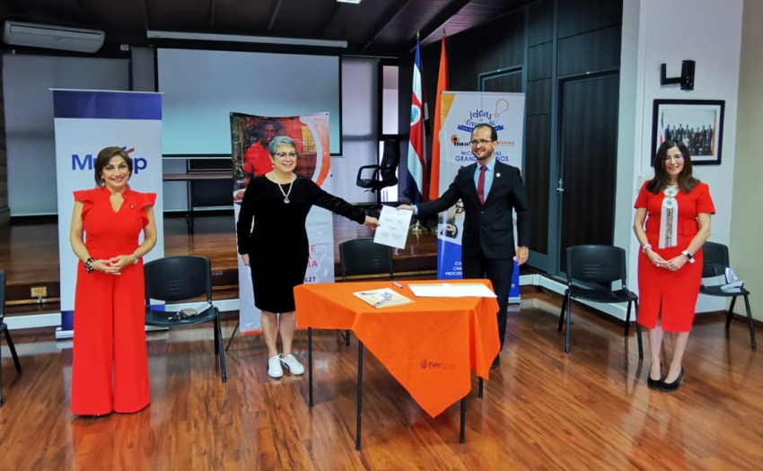 En a foto muestran el convenio: Eugenia Meza, Gerente General de Mucap, Victoria Hernández Mora, Ministra de Economía, Industria y Comercio, Juan Luis Bermúdez Madriz, Ministro de Desarrollo Humano e Inclusión Social y Presidente Ejecutivo del IMAS, Irene Campos Gómez, Ministra de Vivienda y Asentamientos Humanos.