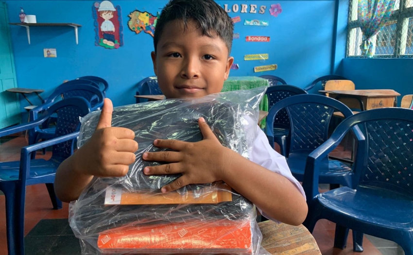 Imagen de estudiante con el paquete escolar