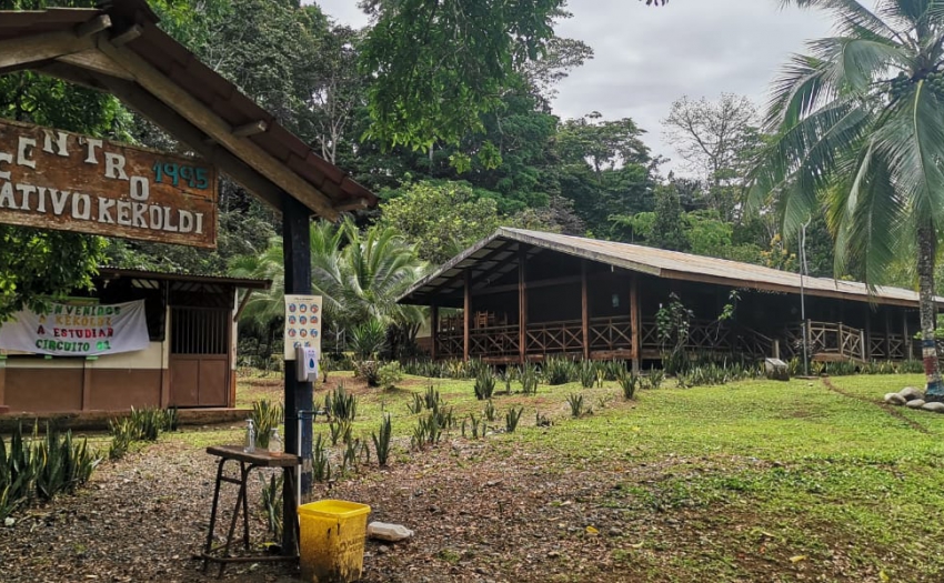 Centros educativos en territorios indígenas reciben paquetes escolares.