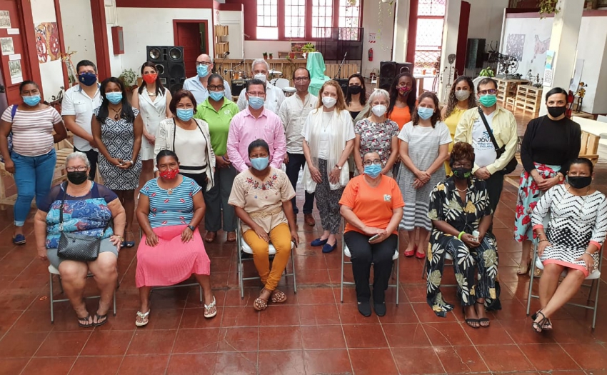 Mujeres emprendedoras de la Región Huetar Caribe junto con autoridades de Gobierno