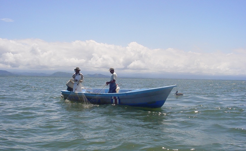 Imagen de pescadores en el Golfo de Nicoya