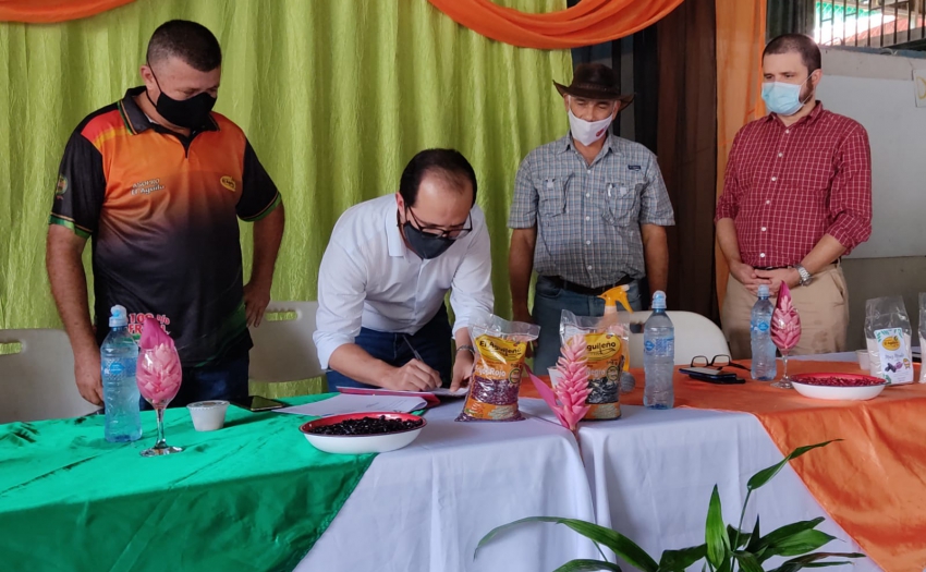 Ministro Bermúdez firma convenio de apoyo económico. inversión total por ¢494 millones que ejecutará este 2021 el IMAS en respaldo a 3.585 productores de la Zona Sur