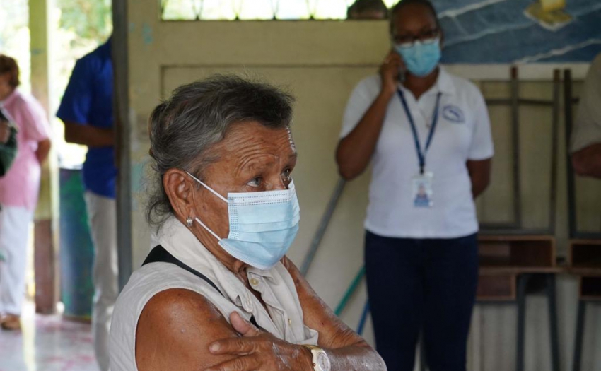 El Instituto Mixto de Ayuda Social (IMAS) articula con el Consejo Nacional de la Persona Adulta Mayor (CONAPAM) y la Comisión Nacional de Emergencias (CNE), así como las distintas redes de cuido y otras entidades, para velar por la protección digna de las personas adultas mayores identificadas en albergues y comunidades afectadas por las recientes lluvias.