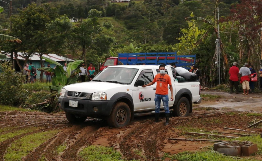 Personal del IMAS atiende la atención de la emergencia en el campo.