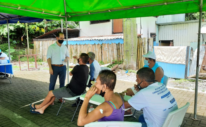 Ministro Bermúdez junto a personas en situación de calle recién vacunadas contra el COVID.