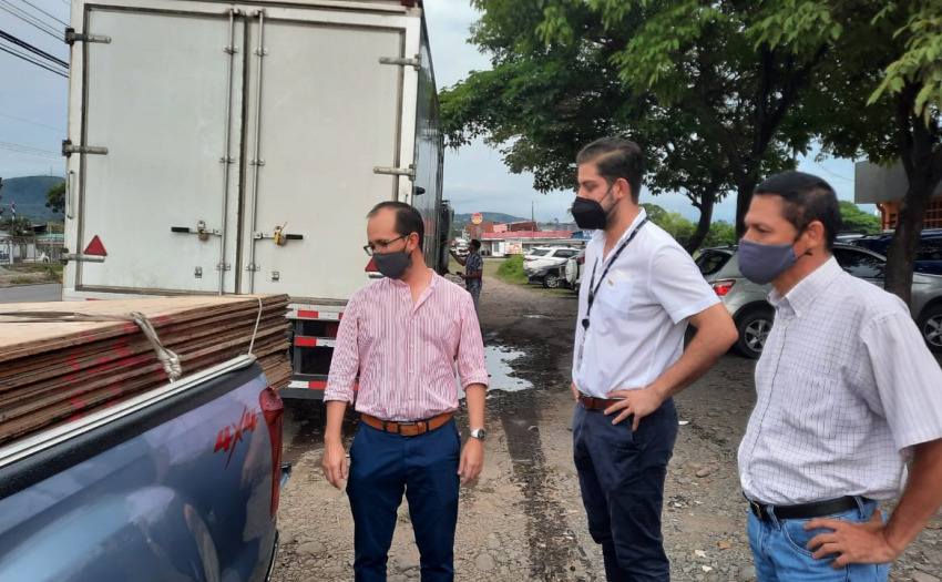 Ministro Bermúdez junto a los materiales donados a las organizaciones de bien social.