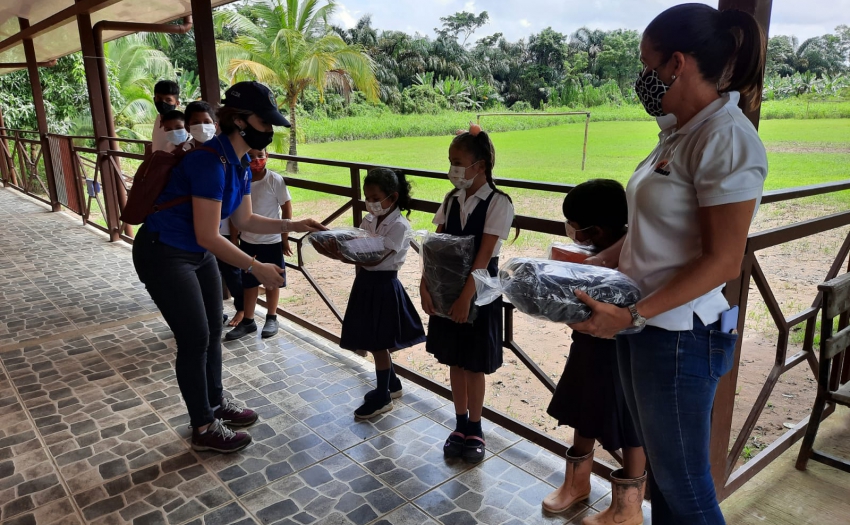 Personal del IMAS entrega paquetes de útiles escolares en Sarapiquí.