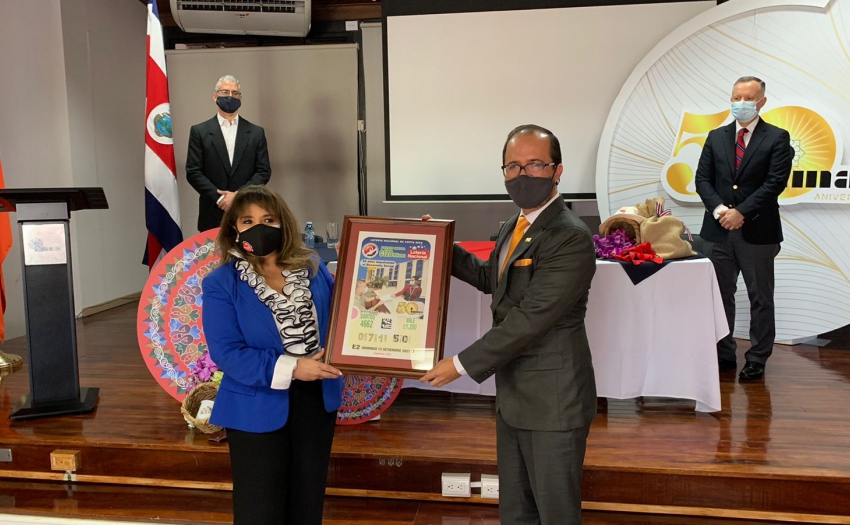 La Gerente General de la Junta de Protección Social, Marilyn Marilyn Solano Chinchilla y el presidente Ejecutivo del IMAS, Juan Luis Bermúdez Madriz muestran el billete conmemorativo.