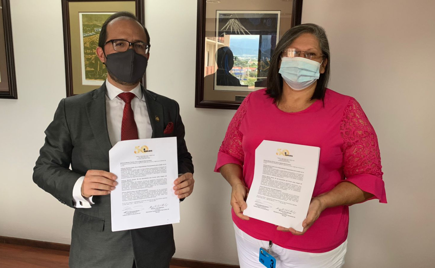 Juan Luis Bermúdez Madriz, Ministro de Desarrollo Humano e Inclusión Social, junto a Margoth Ulate Meléndez, presienta de la Asociación Posada el Buen Samaritano de Naranjo.