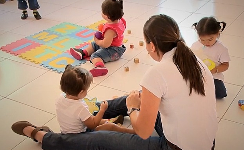 Imagen de niñas y niños en un centro de cuido.