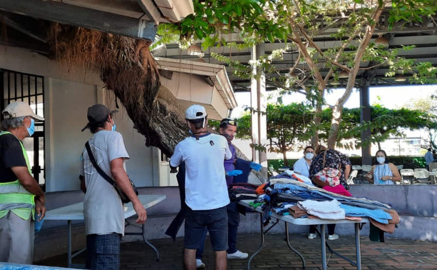 Personas habitantes de la calle reciben atención, hoy 9 de diciembre, Día Nacional para la Inclusión de la Persona en Situación de Calle.