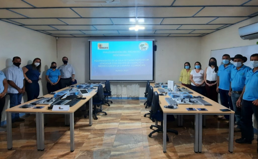 Imagen de la entrega de equipo de cómputo, proyección, mobiliario y aire acondicionado para el equipamiento de la sala de capacitaciones de la Unión de Trabajadores Agrícolas y Ganaderos del Sur (UTAGASUR), en la Campiña de Corredores.