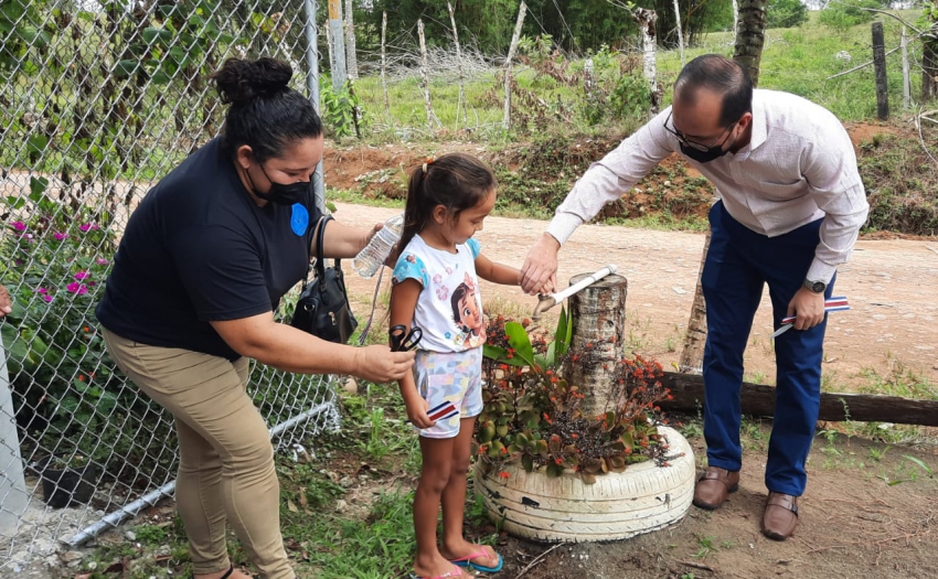 El Ministro Bermúdez junto a la presidenta de la ASADA de La Virgen de Los Chiles, en la inauguración del Ramal que conecta a las comunidades de a Aurora, Barrio San Martín y La Chalupa