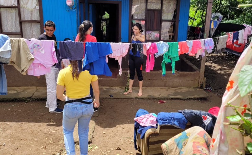 Personas funcionarias atienden a hogares afectados por las lluvias en la Región Huetar Norte.