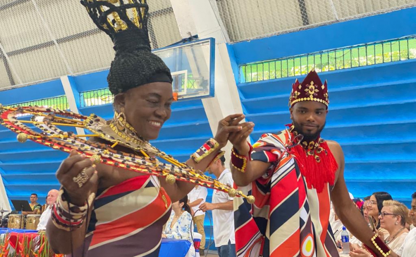 Foto e personas afrodescendientes con trajes típicos y bailes