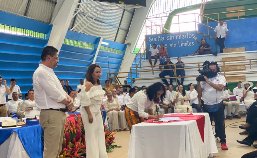 Ministra León firma el convenio con el MAG