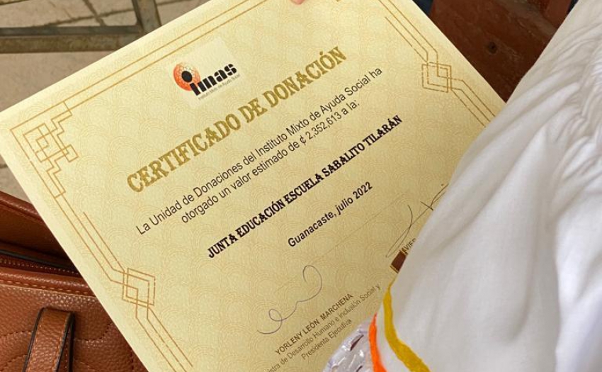 Imagen con un certificado de donaciones recibido por la Junda de Educación de las Escuela Sabalito de Tilarán