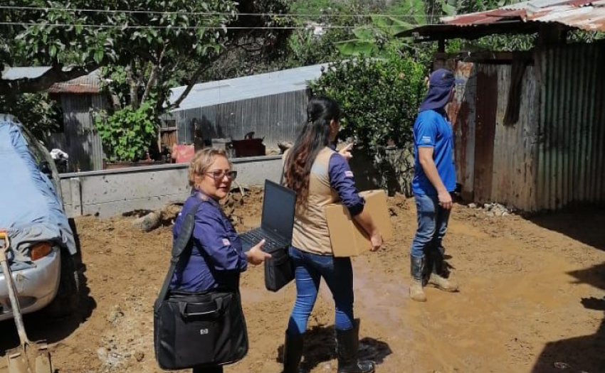 Personal del IMAS trasladándose a Tobosi de Cartago para atender la emergencia acontecida por las lluvias. 